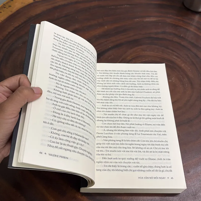 II Văn Học Nước Ngoài: Hoa Vẫn Nở Mỗi Ngày - VALÉRIE PERRIN - 2022 976232