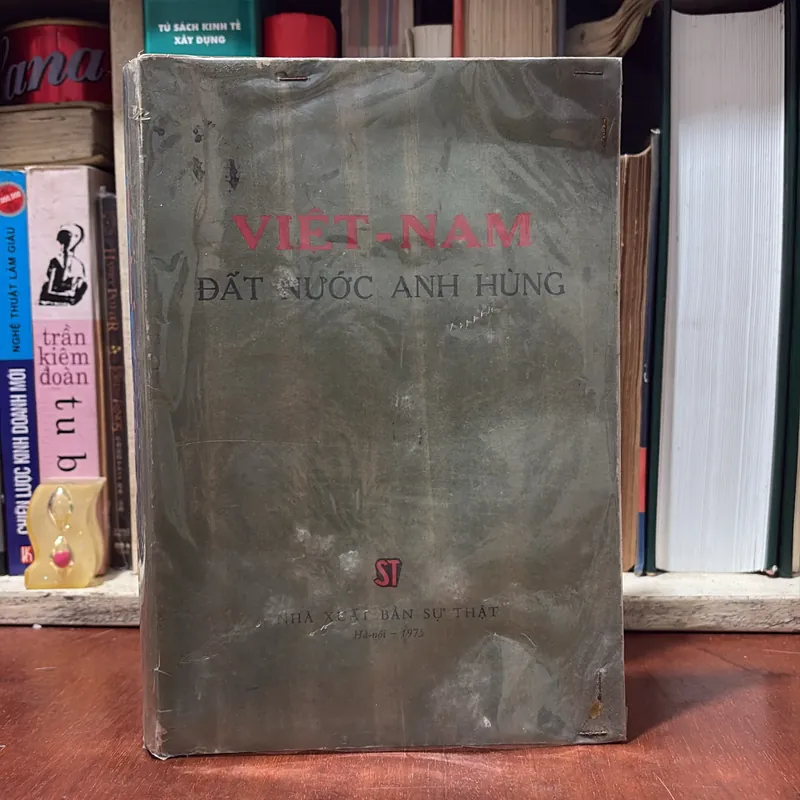 II Lịch Sử: Việt Nam _ Đất Nước Anh Hùng - 1975 724645
