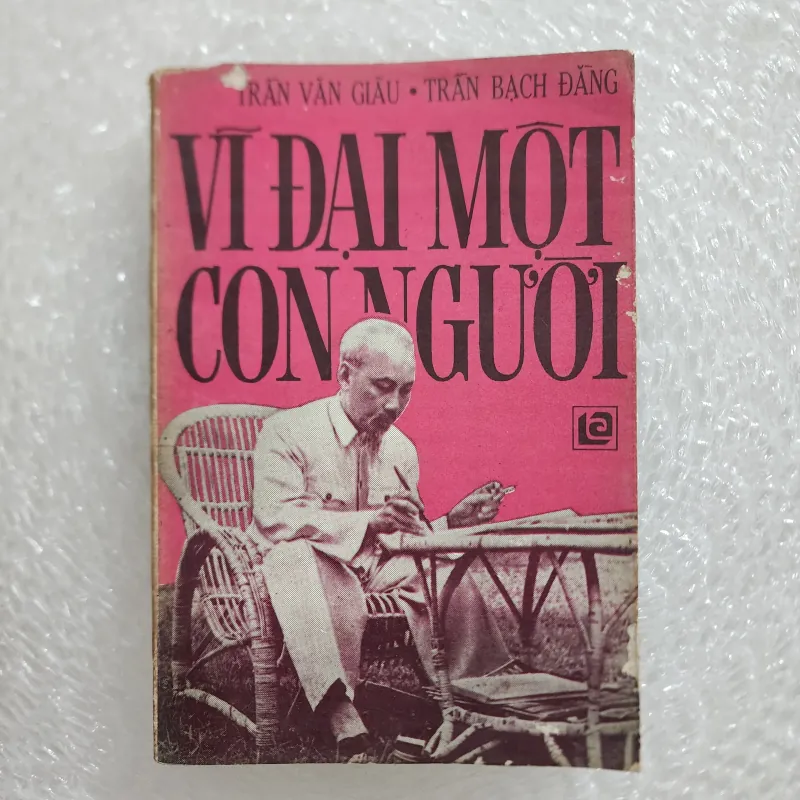 Vĩ đại một con người | trần văn giàu. Trần bạch đằng  1021958