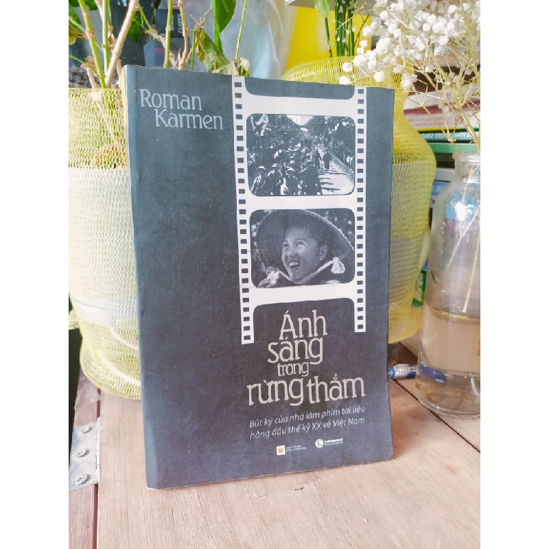 Ánh sáng trong rừng thẳm - Roman Karmen 177406