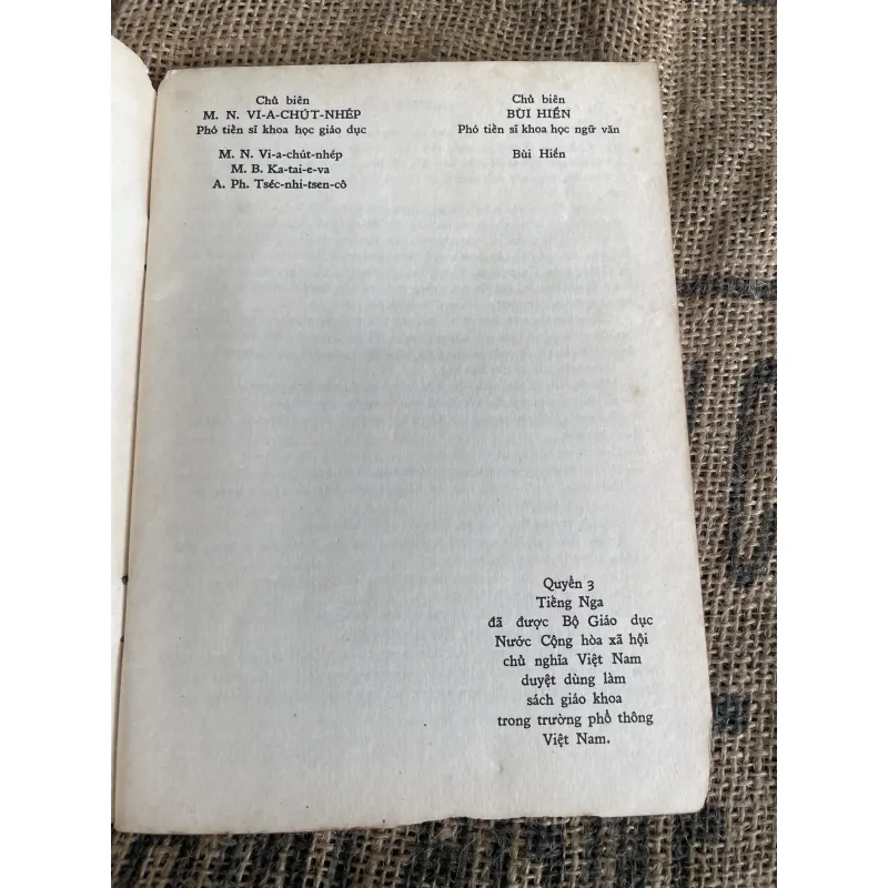 Tiếng Nga quyển 1 - sách đọc thêm  1013353