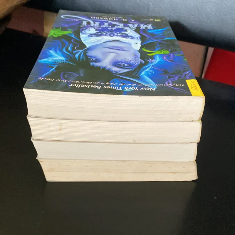 4 cuốn sách của tác giả A.G. Hoơard :  Mất Trí Mắc Bẫy Bất Trị Rạn Vỡ 998765