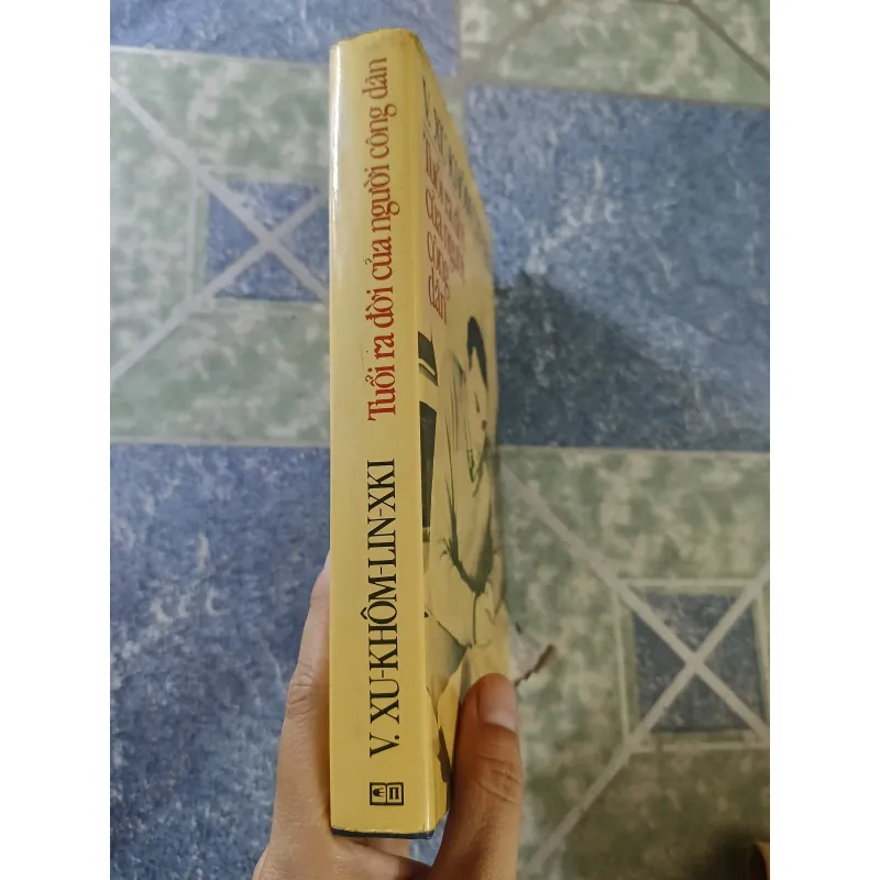 Tuổi ra đời của người công dân - V. Xu-Khôm-lin-xki 932657