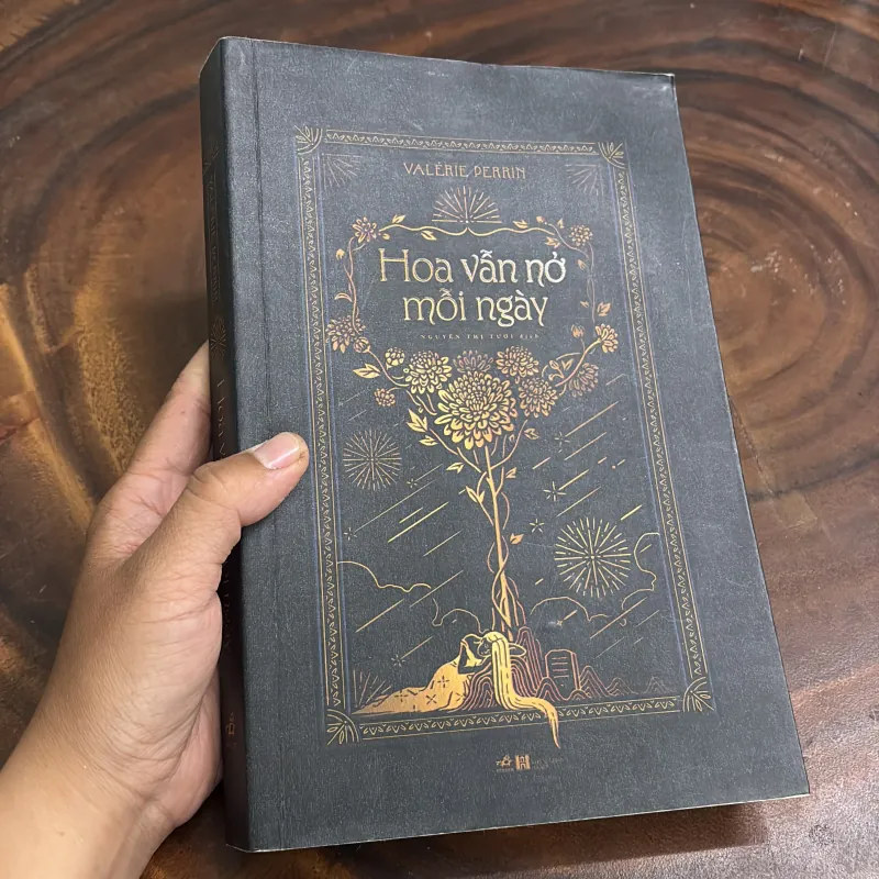 II Văn Học Nước Ngoài: Hoa Vẫn Nở Mỗi Ngày - VALÉRIE PERRIN - 2022 976232