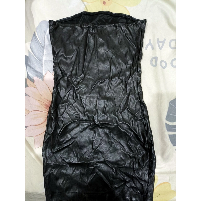 Cần pass 4 cái váy da,có cái mặc rồi có cái chưa mặc luôn. Đồ hơi nhăn ạ 502059