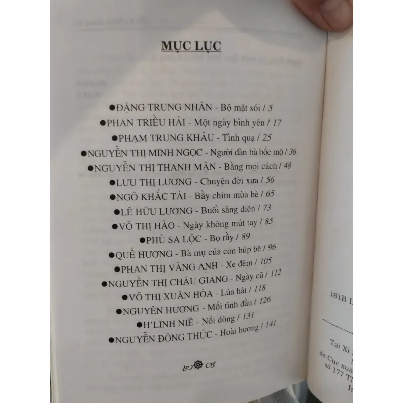 cuốn sách "Bầy Chim Mùa Hè - Truyện Ngắn Chọn Lọc Báo Tuổi Trẻ". 
 997457