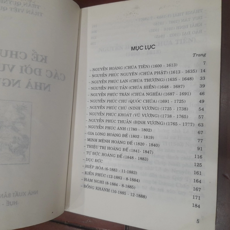 Trần Quỳnh Cư, Trần Việt Quỳnh - KỂ CHUYỆN CÁC ĐỜI VUA CHÚA NHÀ NGUYỄN 548247