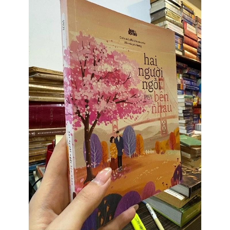 Hai người ngồi bên nhau - Ploy 790350