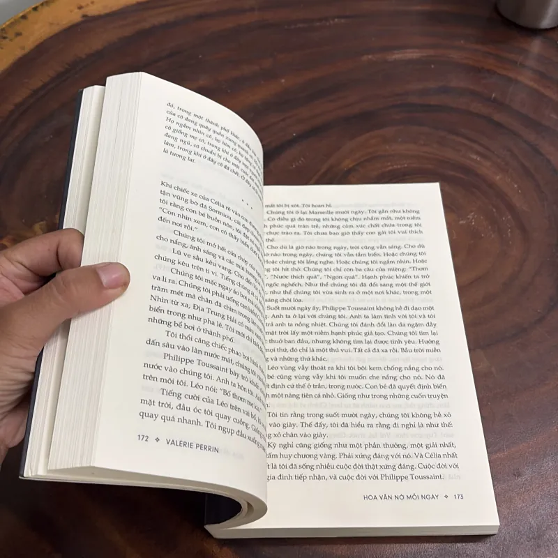 II Văn Học Nước Ngoài: Hoa Vẫn Nở Mỗi Ngày - VALÉRIE PERRIN - 2022 976232