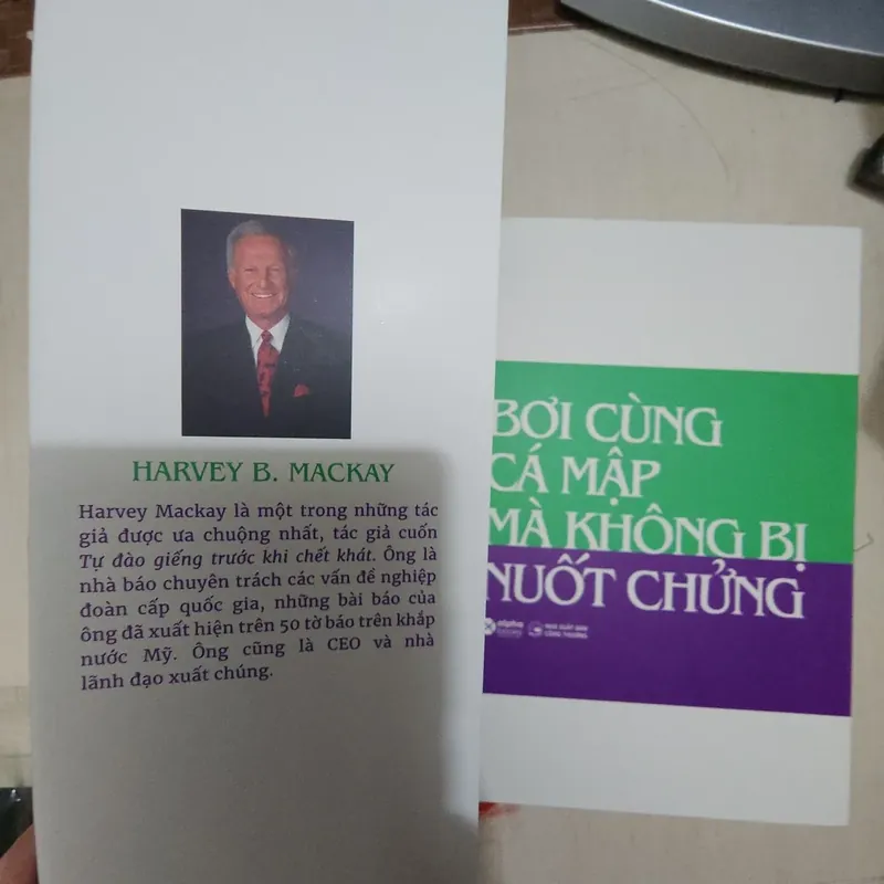 Sách Bơi cùng cá mập mà không bị nuốt chửng mới 90% 522676