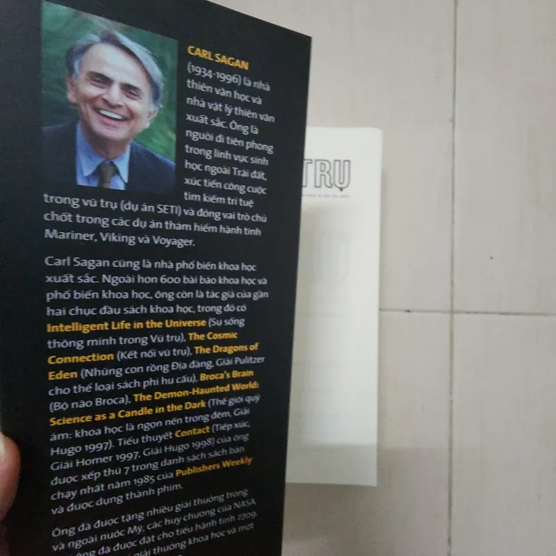 Sách Vũ trụ của Carl Sagan 717356