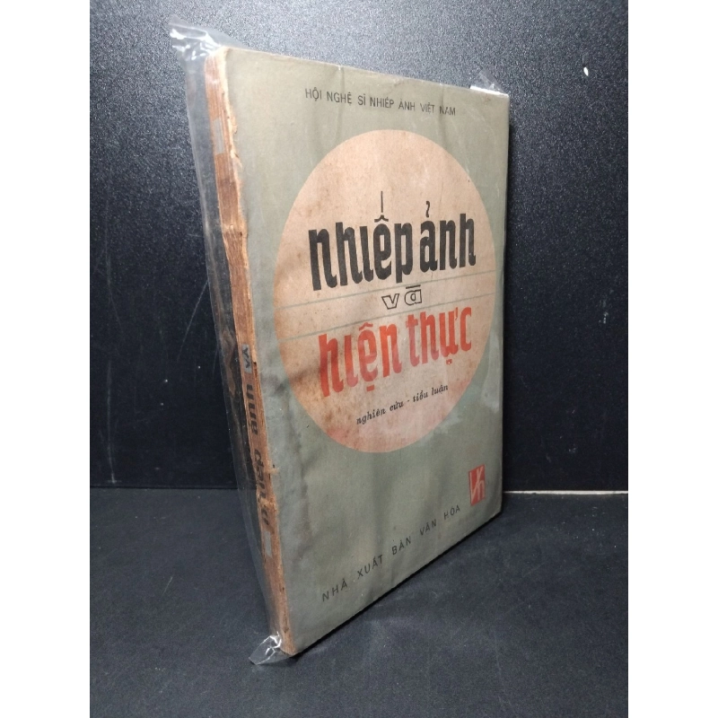 Nhiếp ảnh và hiện thực mới 70% bẩn bìa, ố vàng, có vệt nước Hội nghệ sĩ nhiếp ảnh Việt Nam HCM2603 GIÁO TRÌNH, CHUYÊN MÔN 918854