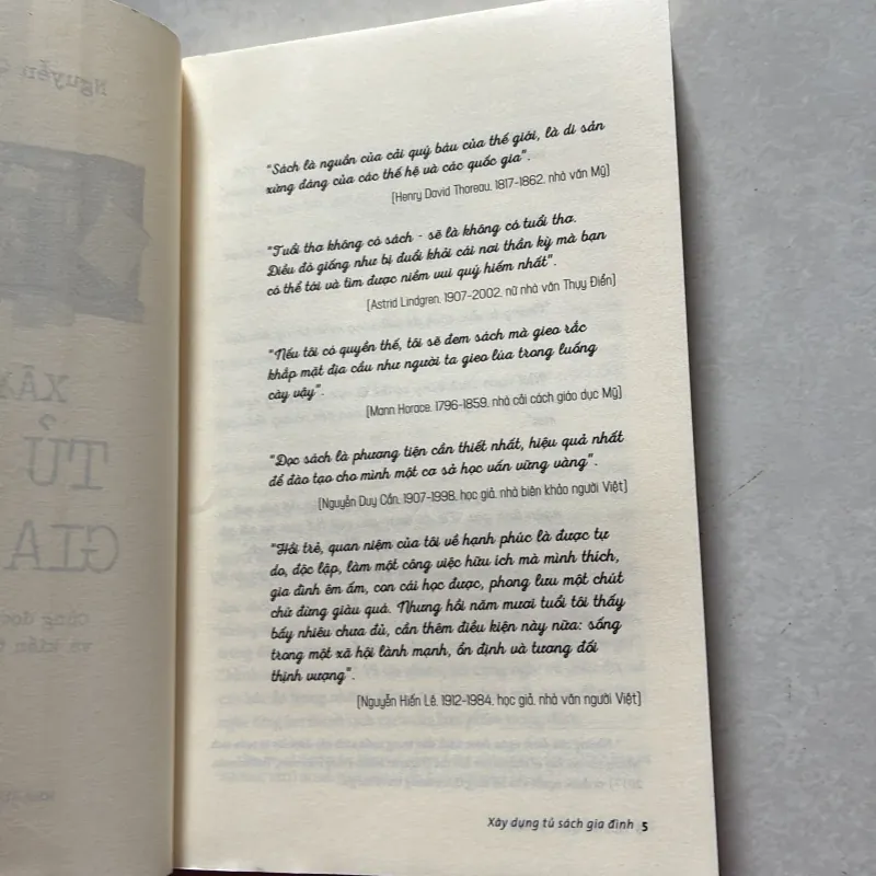 (có chữ ký tác giả) Xây dựng tủ sách gia đình - Nguyễn Quốc Vương (t01) 750194