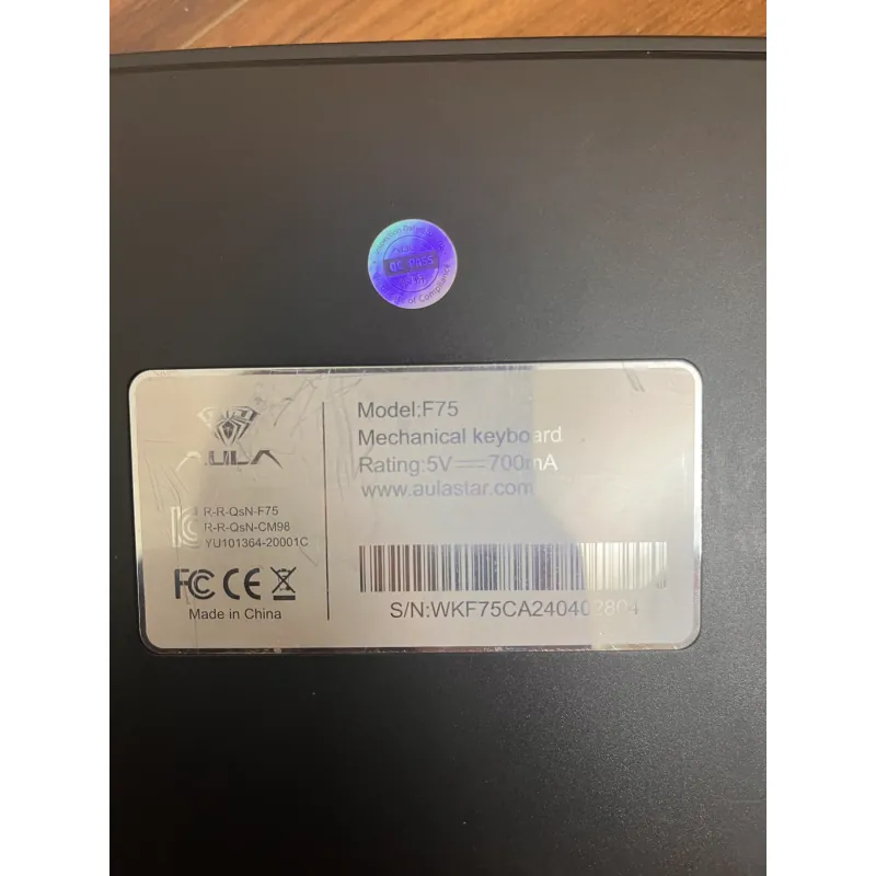 Phụ kiện sạc và bàn phím cơ kiểu dáng hiện đại, màu sắc đen vàng 721061