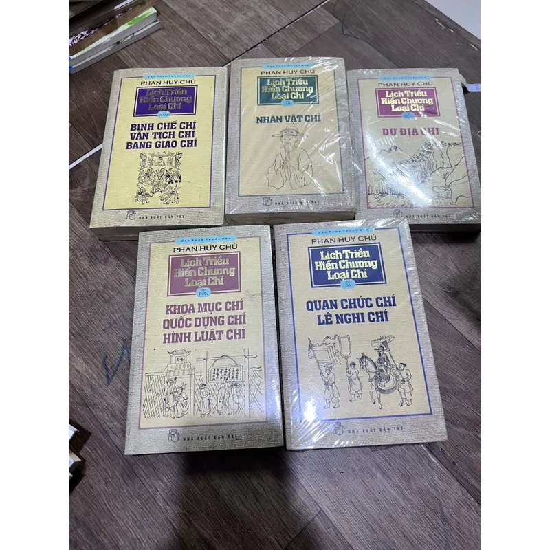 Lịch triều hiến chương loại chí trọn bộ còn seal 699423