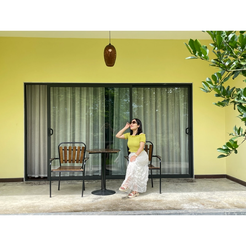 chân váy trắng, áo nhún xanh nõn chuối. 509769