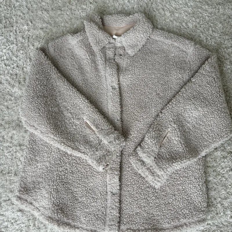 Áo khoác lông cừu HM chính hãng size Xs màu be thanh lịch 937297