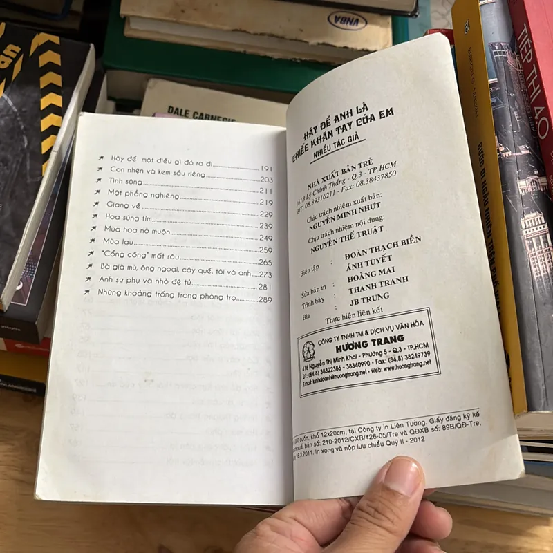 II Sách Tình Yêu: Hãy Để Anh Làm Chiếc Khăn Tay Của Em - 2012 698011