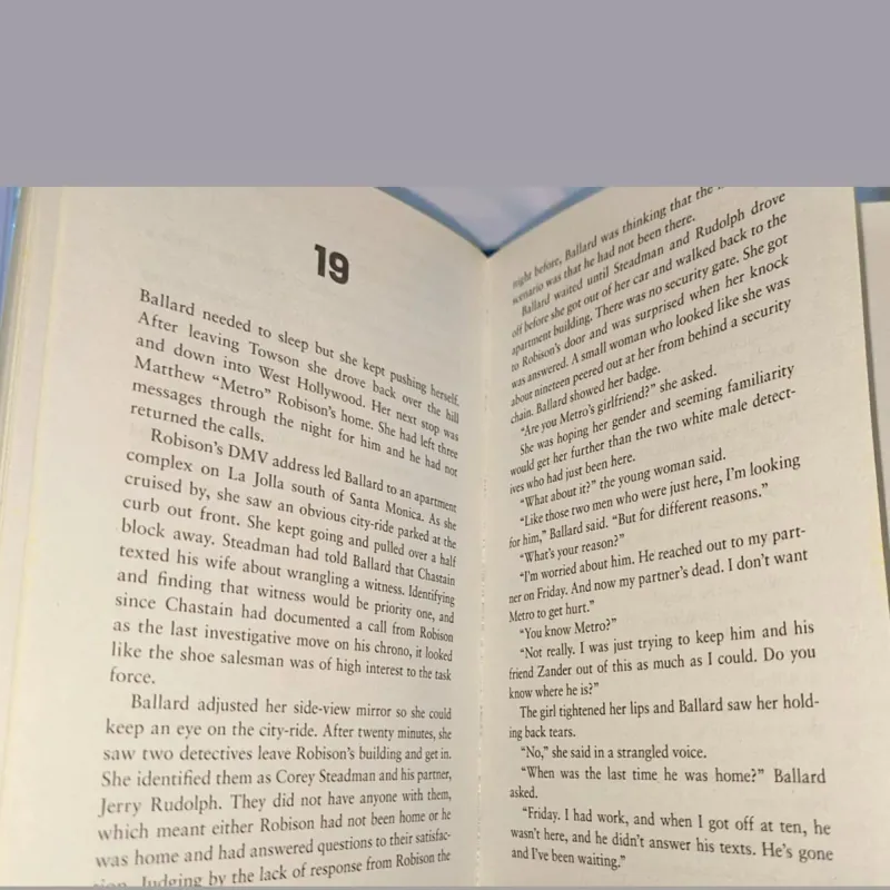 Combo 2 sách ngoại văn cũ – Michael Connelly: The Late Show & Dark Sacred Night 748367