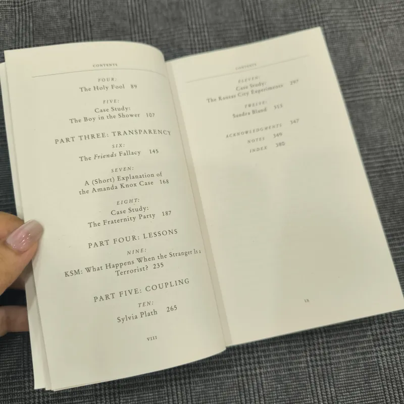 Talking to Strangers - Malcolm Gladwell (Penguin Psychology) - Sách mới 959970