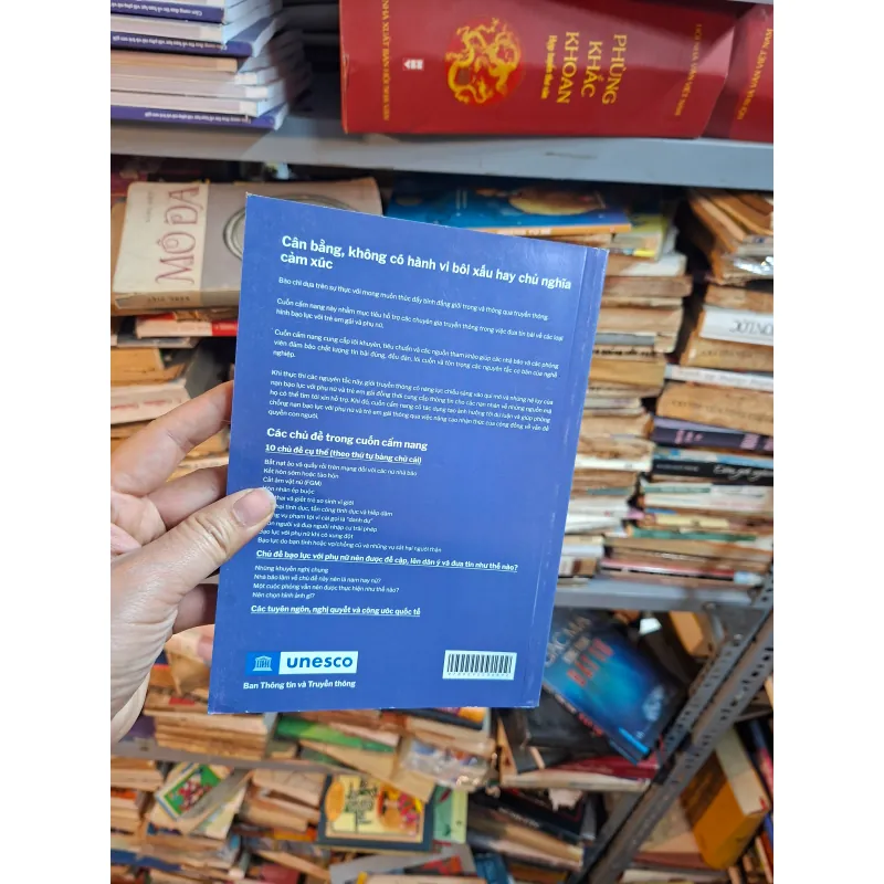 Cẩm nang đưa tin về bạo lực phụ nữ với trẻ em gái 998162