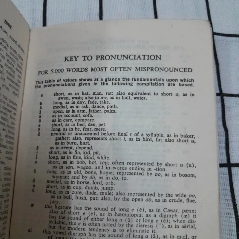 A DICTIONARY OF SYNONYMS AND ANTONYMS [Đồng nghĩa & Trái nghĩa] by Joshep Devin  762522
