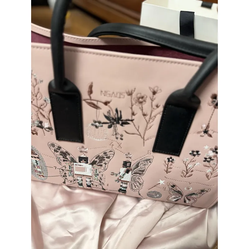 Túi NGAOS, đựng vừa laptop, mới dùng 1-2 lần, màu hồng đen, không chỉ thừa, thêu đẹp 722409
