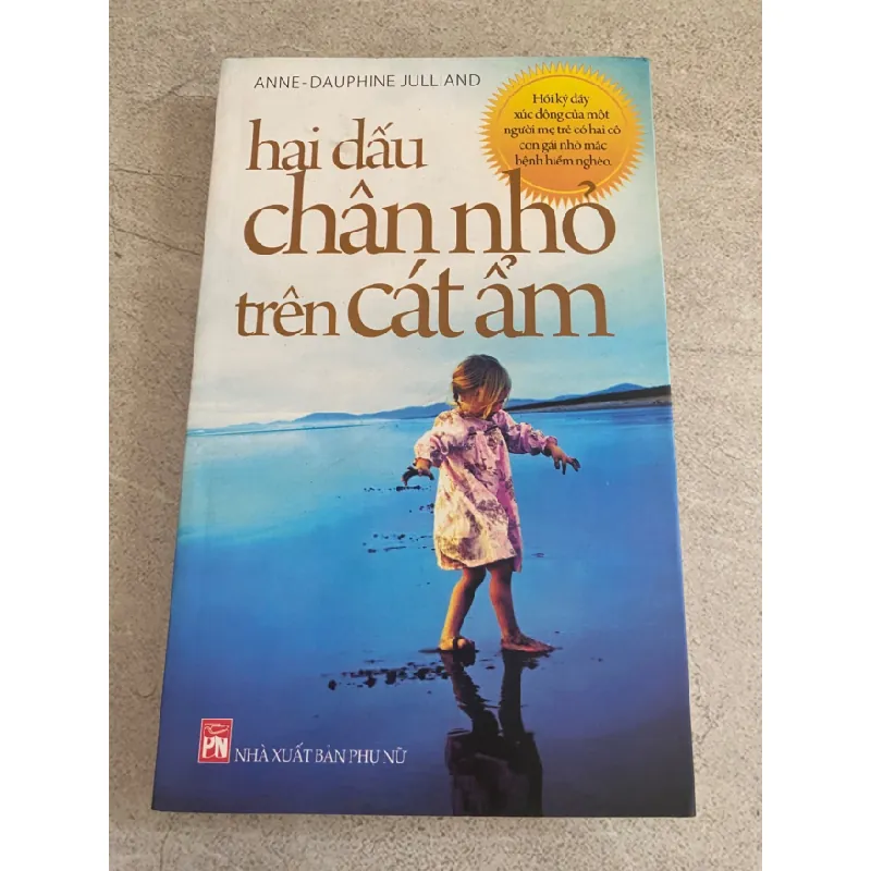 [Phiên Chợ Sách Cũ] Hai dấu chân nhỏ trên cát ẩm - Hồi ký đầy xúc động của một người mẹ trẻ có hai cô con gái nhỏ mắc bệnh hiểm nghèo - Anne-Dauphine Julliand 0506 467565
