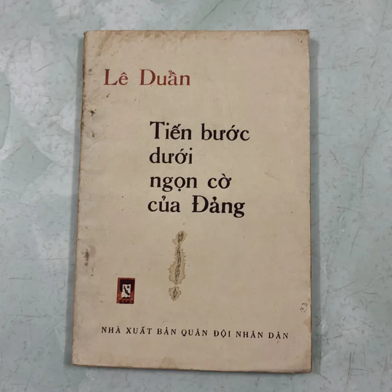 Tiến bước dưới ngọn cờ của đảng - Lê Duẫn - 1980s 1001405