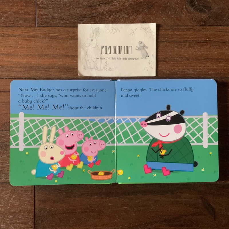 Sách ngoại văn Peppa Pig: Peppa at the Petting Farm, Used, Board Book 540733