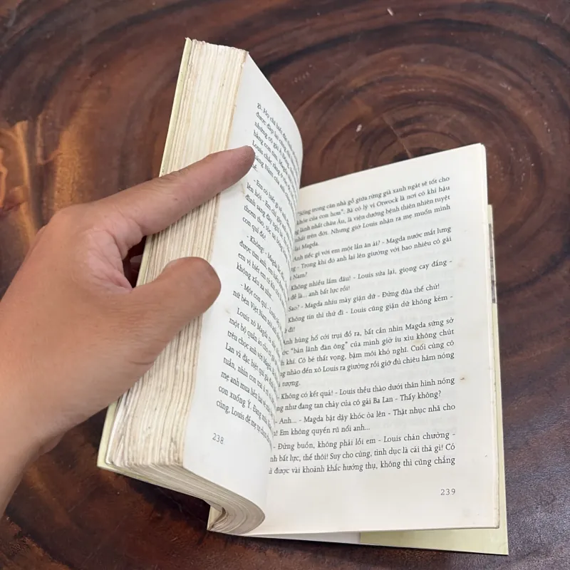 [Sách Không Đẹp] - II Văn Học: Nhắm Mắt Thấy Paris - Dương Thuỵ - 2011 1008463