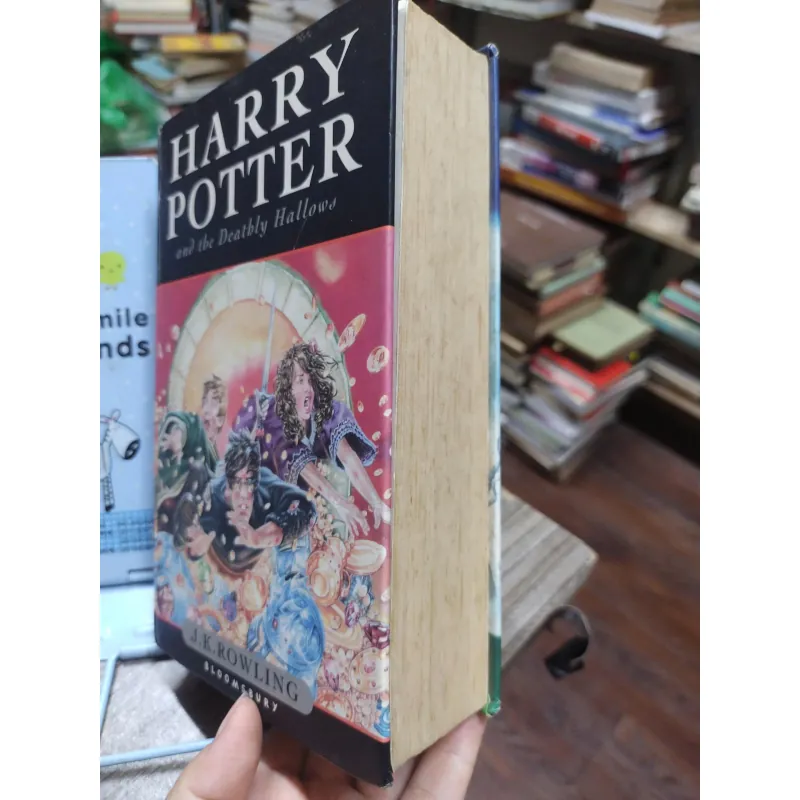 Sách: Harry Potter and theo Deathly Hallows - J.K. Rowling (A2) 587280
