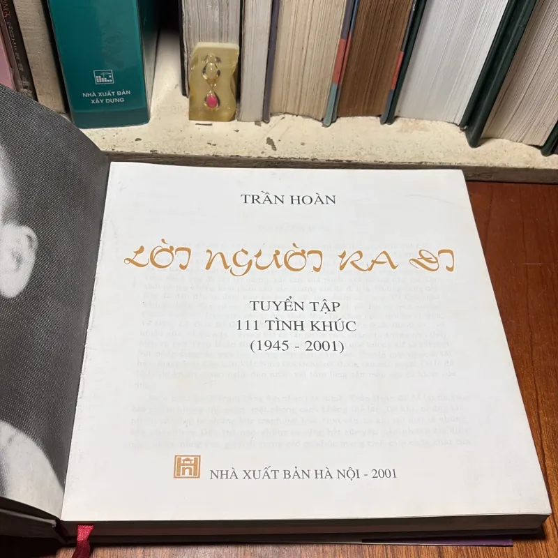 [Sách Bìa Cứng, Nặng] - II 111 Tình Khúc (1945•2001] - Lời Người Ra Đi - Trần Hoàn - 2001 927333