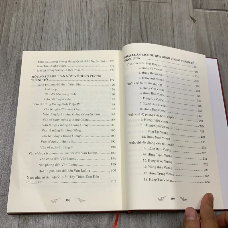 Hùng vương thánh tổ ngọc phả. Có chữ ký tặng. 10a4 1027878