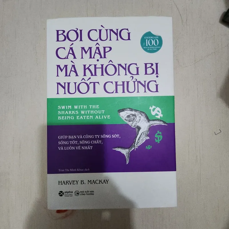 Sách Bơi cùng cá mập mà không bị nuốt chửng mới 90% 522676
