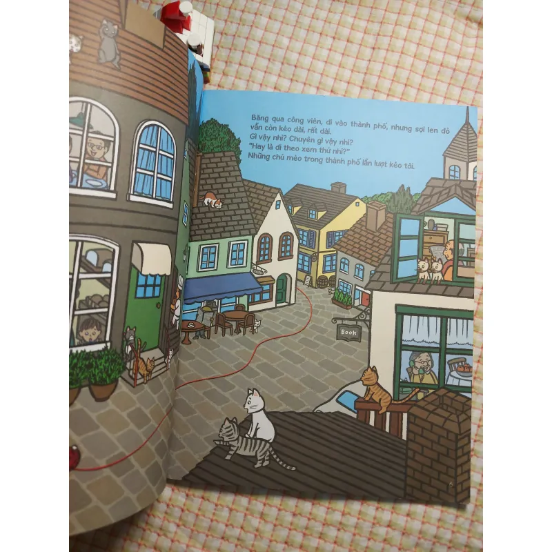 SỢI LEN ĐỎ VÀ 100 CHÚ MÈO - Tomoko Omura 782527