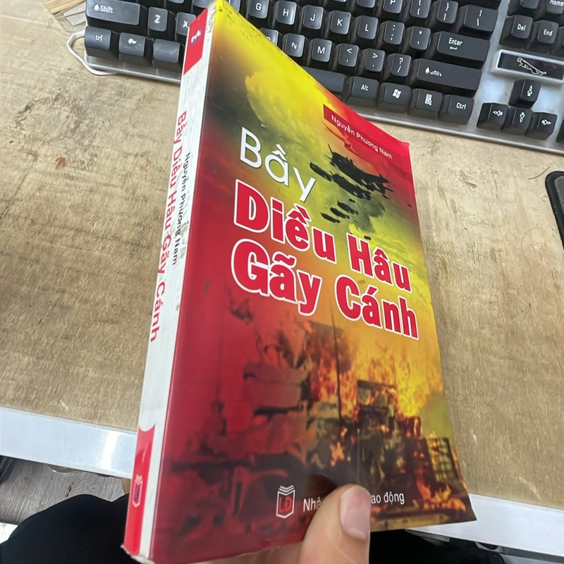 Bầy diều hâu gãy cánh .10 336657