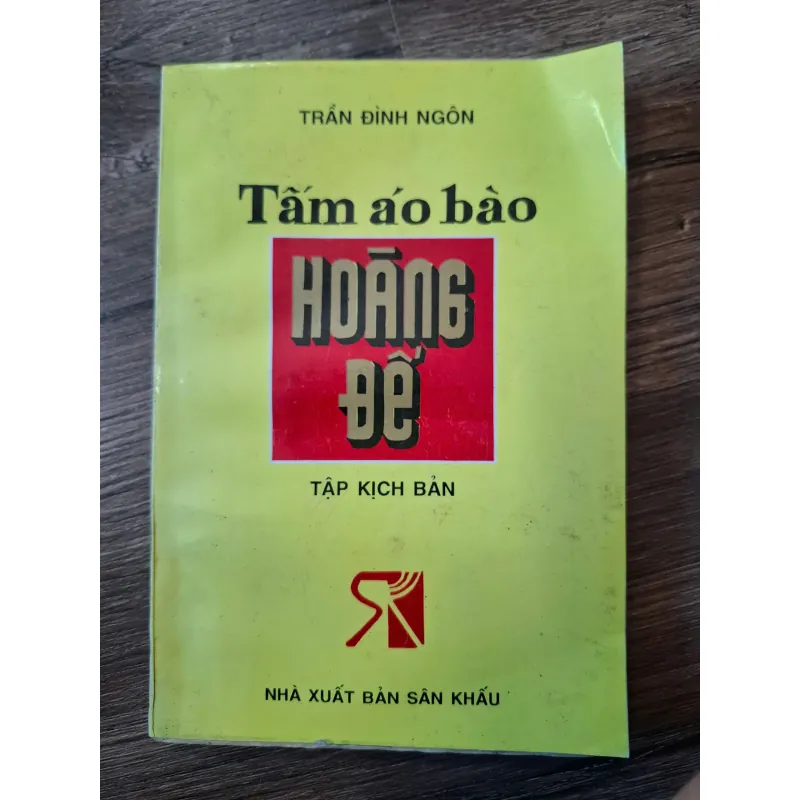 Tấm áo bào Hoàng Đế - Trần Đình Ngôn - Kịch bản văn học 702386