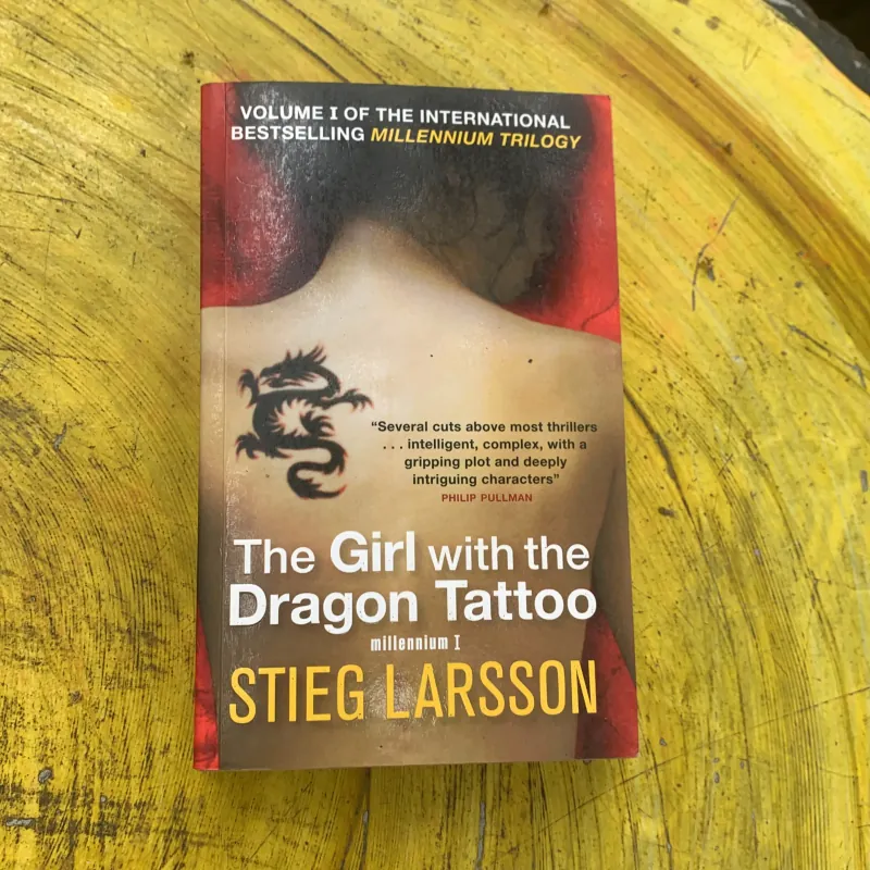 COMBO THE GIRL WITH THE DRAGON TATTOO & SIT, WALK, STAND 762281