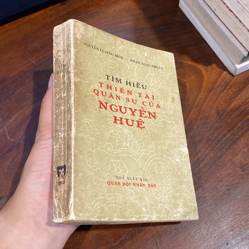 TÌM HIỂU THIÊN TÀI QUÂN SỰ CỦA NGUYỄN HUỆ (XB 1977) 472774