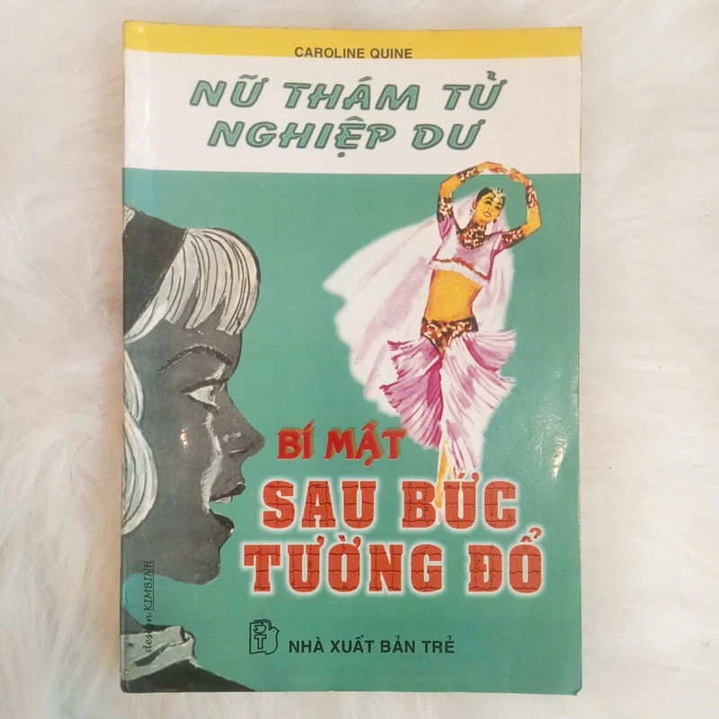 Bí Mật Sau Bức Tường Đổ - Caroline Quine 505071