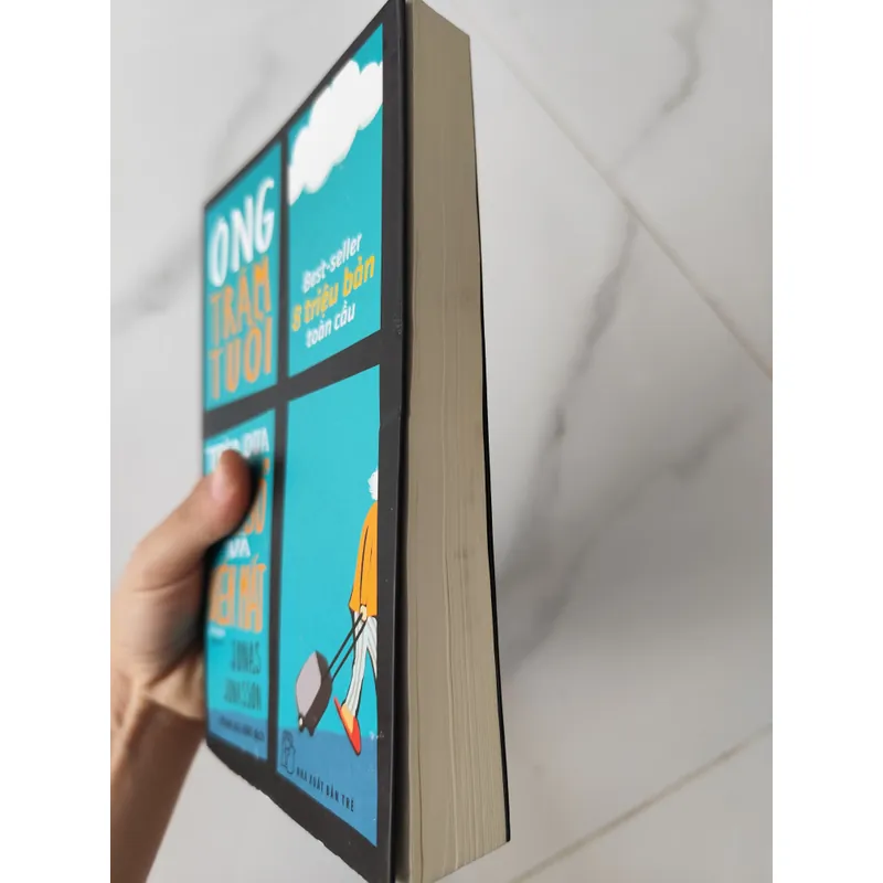 Ông trăm tuổi trèo qua cửa sổ và biến mất 559791