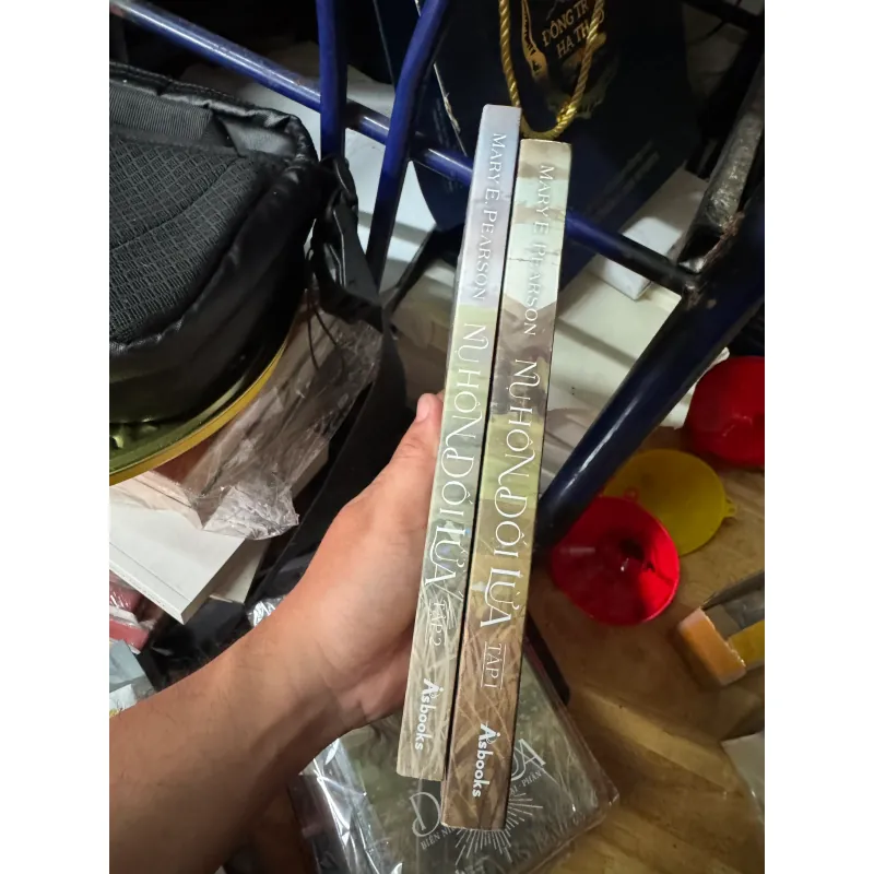 Sách fantasy Nụ hôn dối lừa  957871