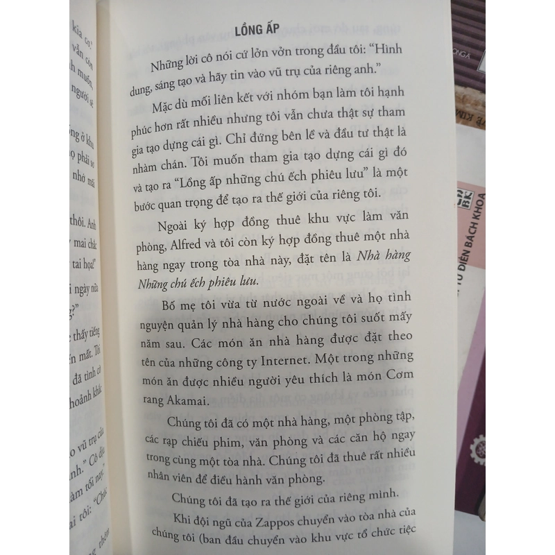 DELIVERING HAPPINESS - TỶ PHÚ BÁN GIÀY 546435