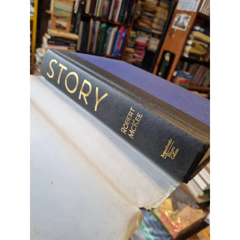STORY : Substance, Structure, Style, and The Principles of Screenwriting - Robert McKee 320680