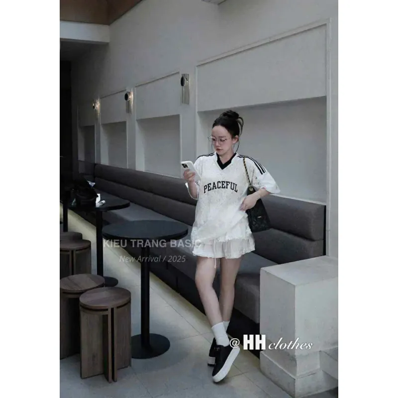 Set áo ren cách điệu dáng rộng cổ V, kèm chân váy trắng xoè 989765