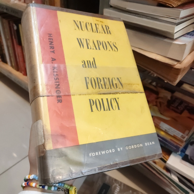 NUCLEAR WEAPONS AND FOREIGN POLICY 285351