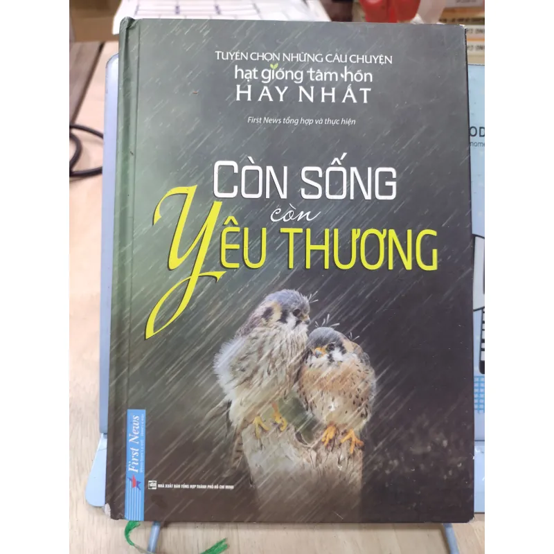 Sách: Còn sống còn yêu thương - Tuyển chọn những câu chuyện hạt giống tâm hồn hay nhất (B1 799605