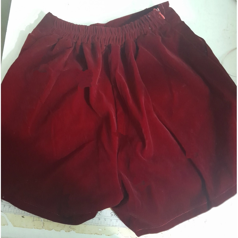 MỚI 99% Bộ 2 món: áo trễ vai dài tay + quần short 498248