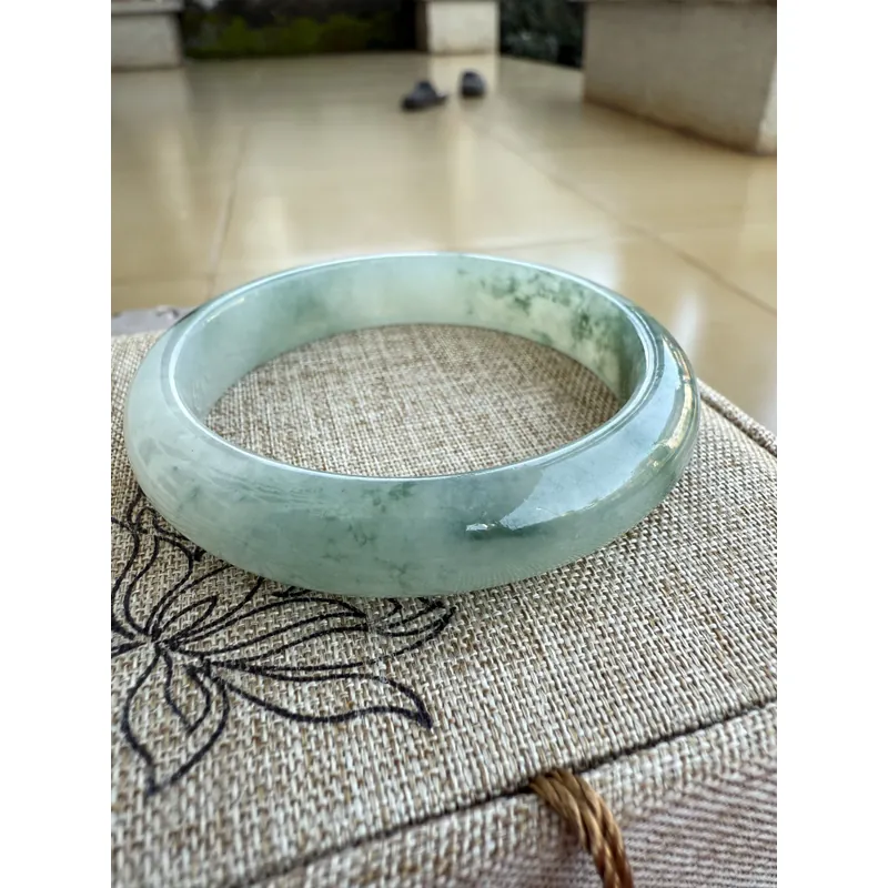 Vòng ngọc cẩm thạch phiêu hoa bay  698467